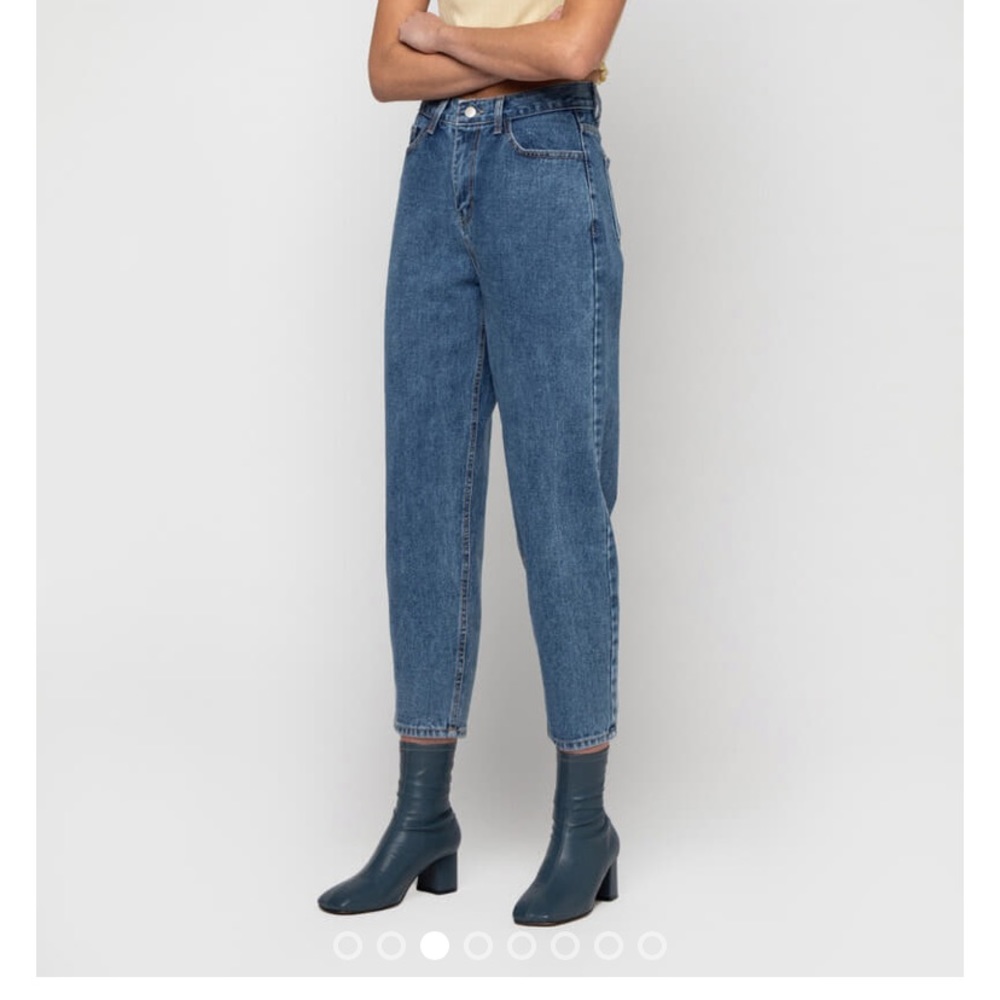 High-waisted tapered mom jeans